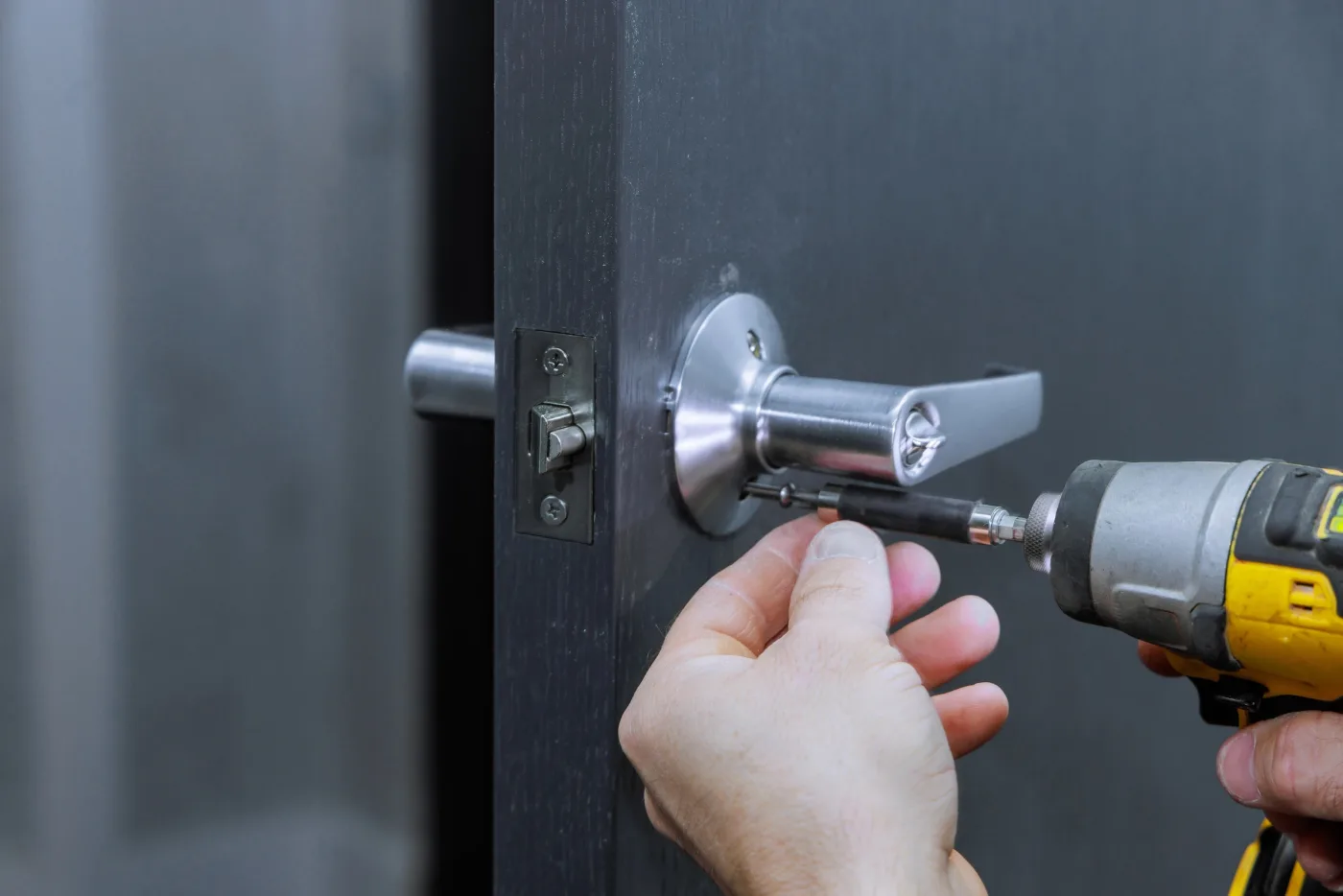 Ouverture fine d'une porte claquée par un serrurier à Clichy